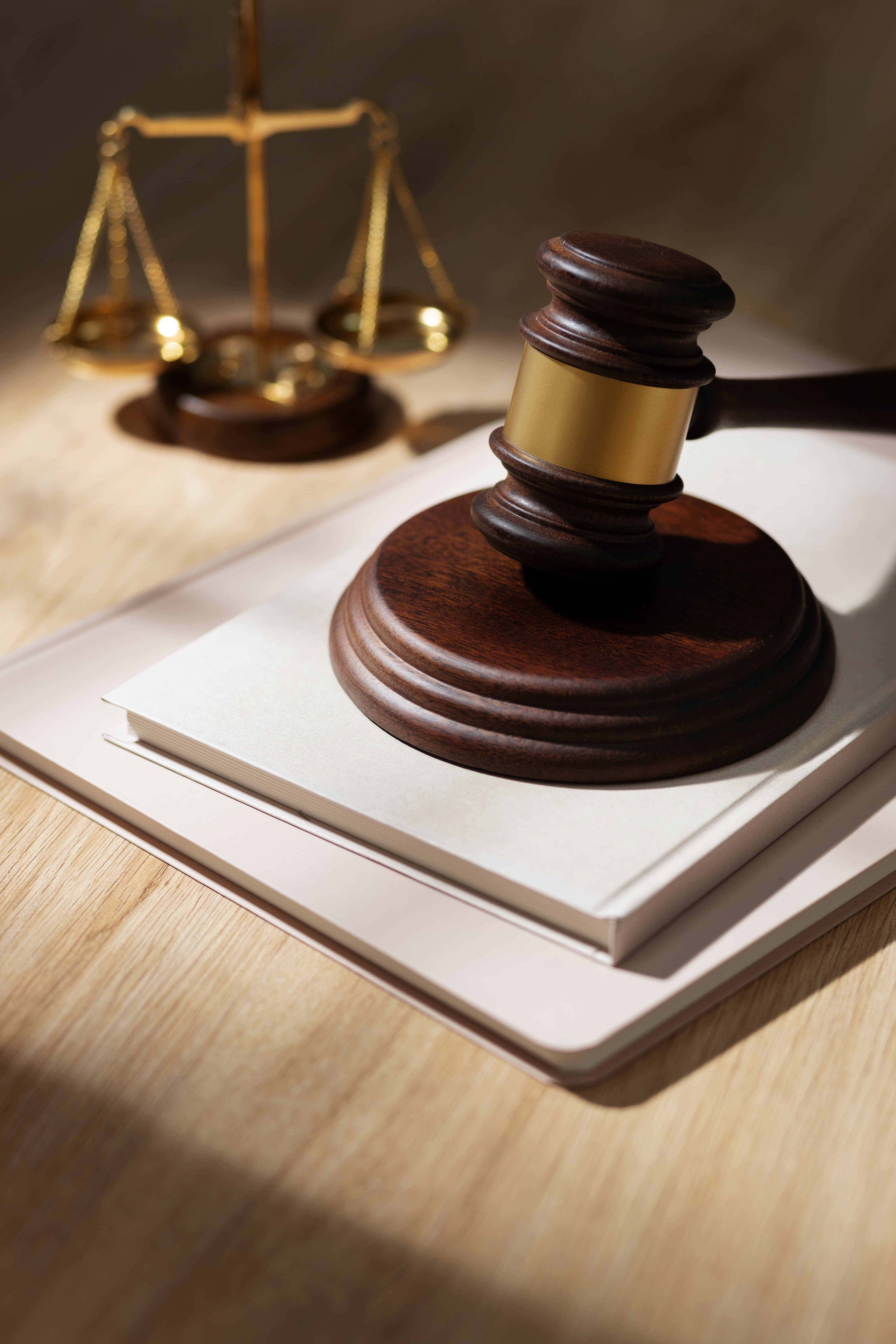 Zahnarzt spricht während der Behandlung, auf dem Praxis-iPad entsteht die Patientenakte
