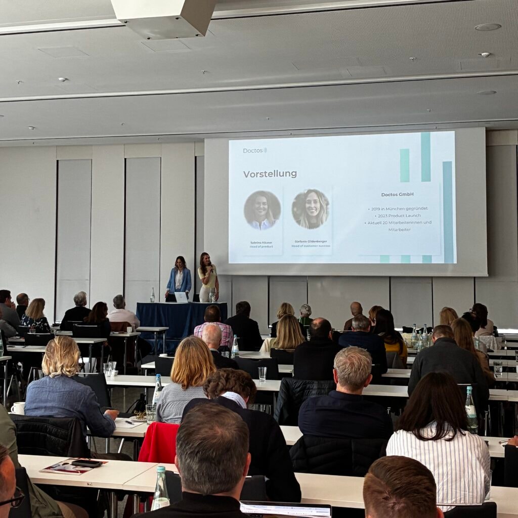 Sabrina Häuser und Stefanie Gildenberger stellen Doctos beim KFO/KI-Symposium vor